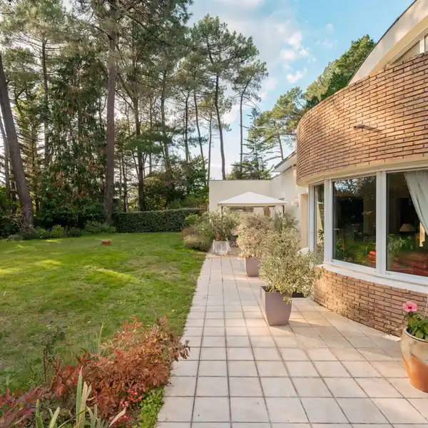 TIMELESS ARCHITECT-DESIGNED HOME