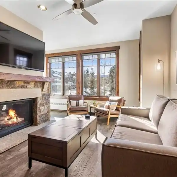 LUXURY MOUNTAIN LIVING IN WATER HOUSE