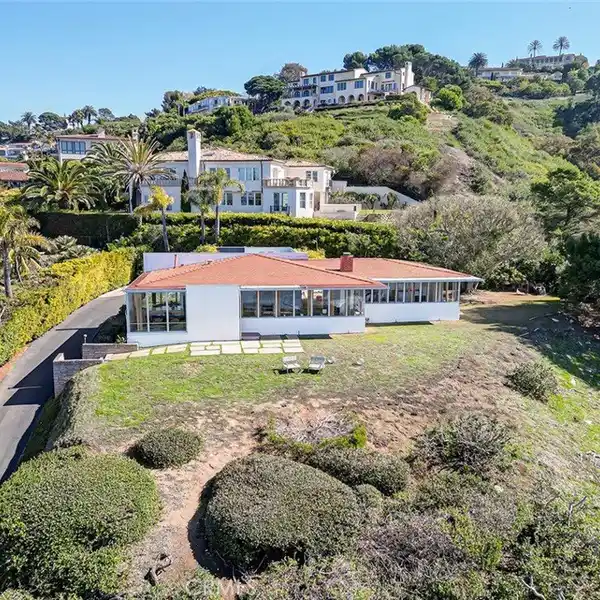 MID-CENTURY GEM IN THE TRANQUIL HILLS OF PALOS VERDES ESTATES