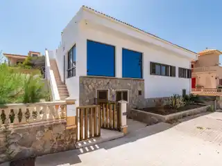 Charming Renovated Villa Steps to the Beach