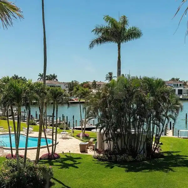 SOPHISTICATED BAYFRONT RESIDENCE WITH ELEGANT DESIGNER FINISHES