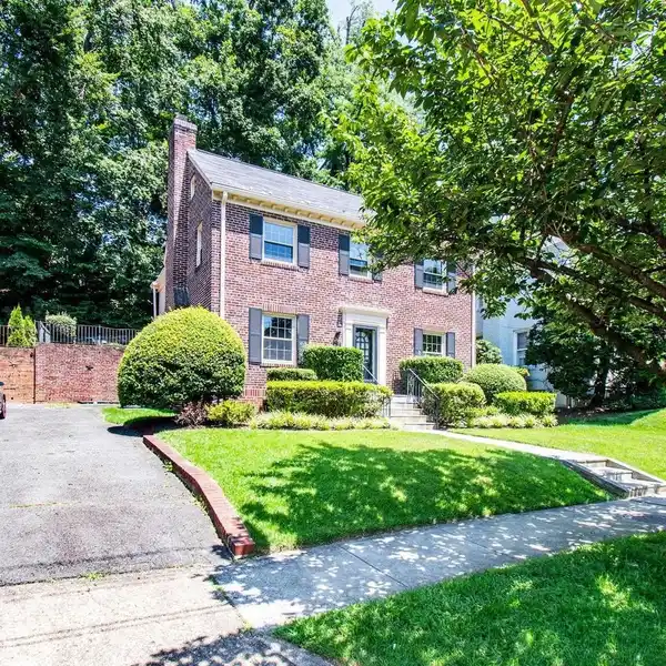 CHARMING HOME IN SOUGHT-AFTER COLONIAL VILLAGE
