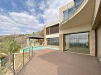 DISTINCT RESIDENCE WITH UNPARALLELED CITY VIEWS