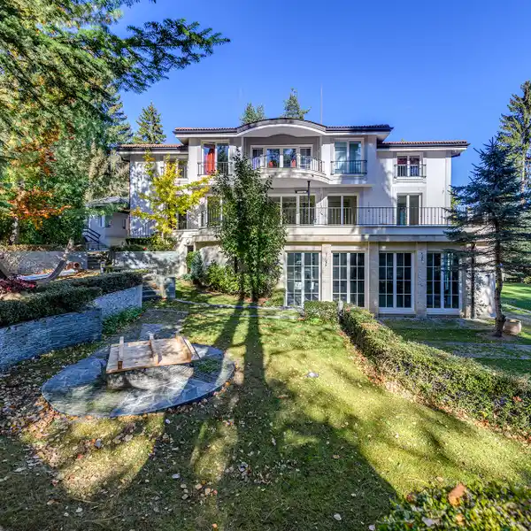 ELEGANT HOUSE WITH SPACIOUS LANDSCAPED GARDEN