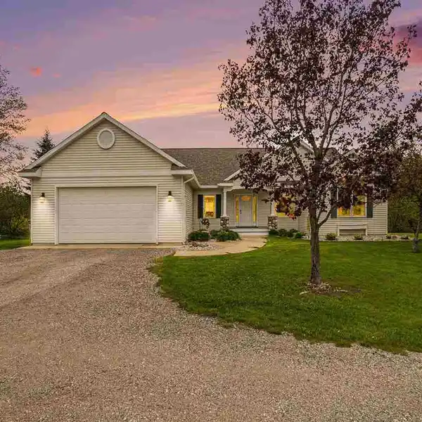 EXPANSIVE COUNTRY RETREAT WITH VERSATILE LIVING SPACES