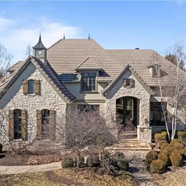 UNPARALLELED CUSTOM CRAFTSMANSHIP IN MILLS FARM