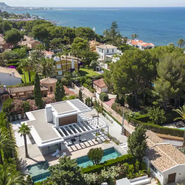 MODERN AND FUNCTIONAL HOUSE WITH LOTS OF NATURAL LIGHT