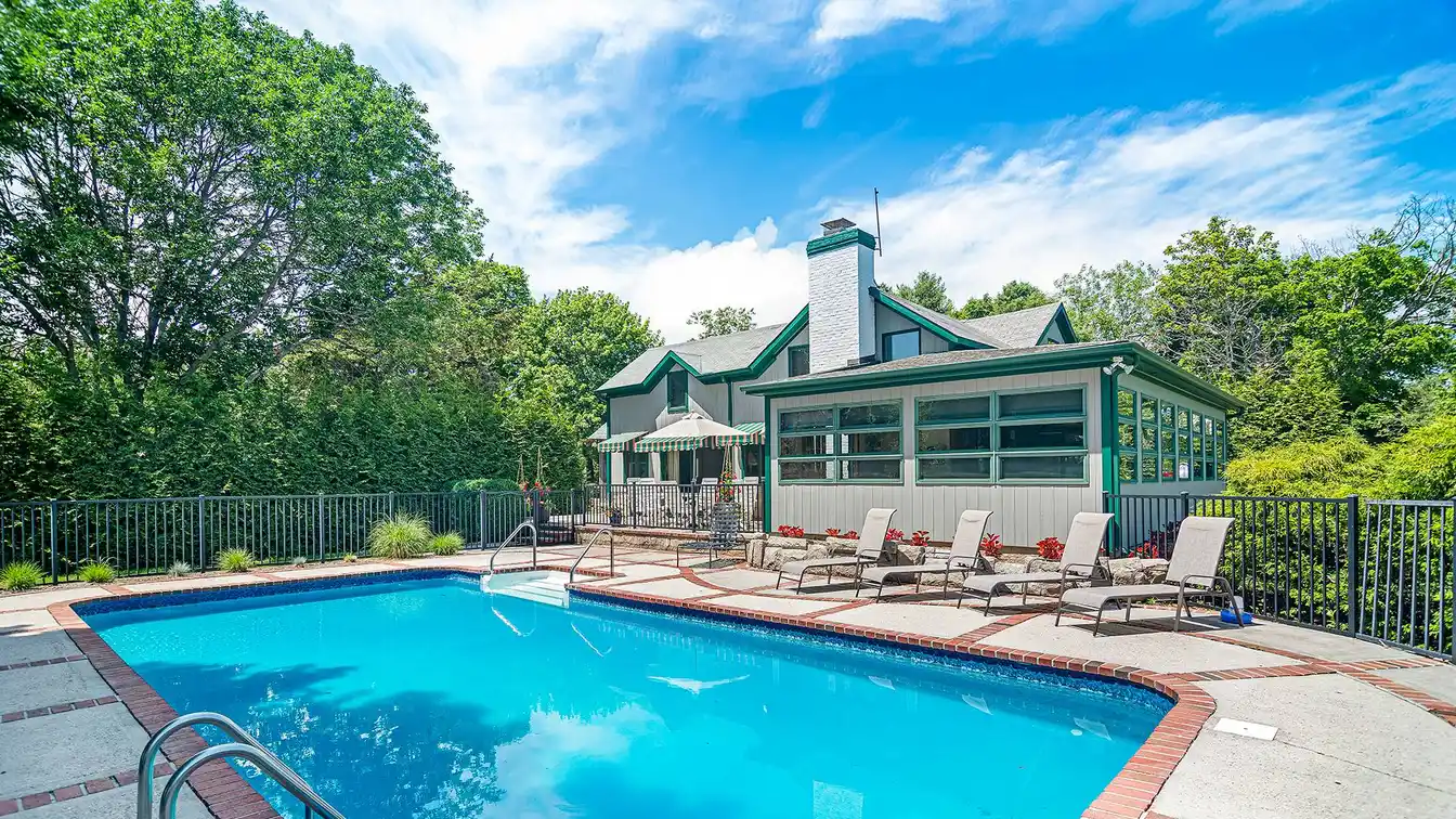Expansive Rental Home in New Suffolk's Estate Section