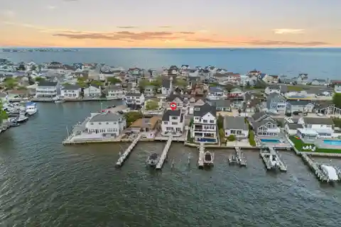 Spectacular Green Island Bayfront Retreat