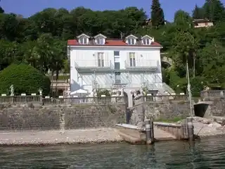 Historic Villa with Direct Access to the Lake