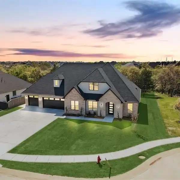CONTEMPORARY SHOWPIECE IN THE GOLDEN GATE AT TWIN BRIDGES