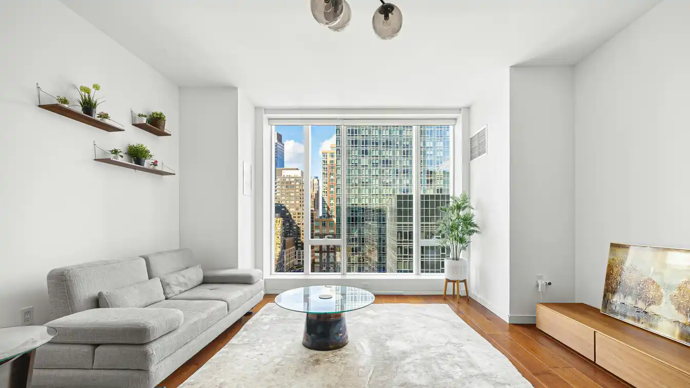Spectacular Residence at One West End