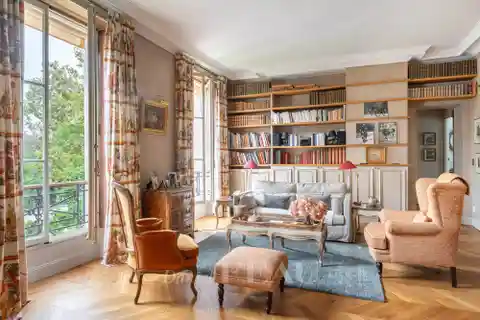 Magnificent Apartment with Period Charm and Modern Comfort