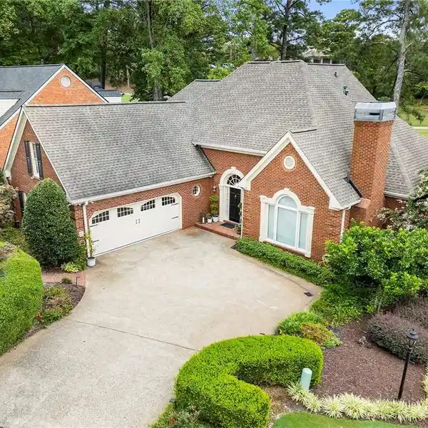 LAKEFRONT COUNTRY CLUB HOME WITH STUNNING VIEWS
