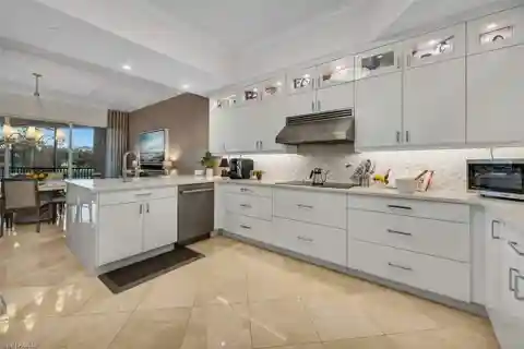 A Showplace with Sweeping Views in the Vineyards