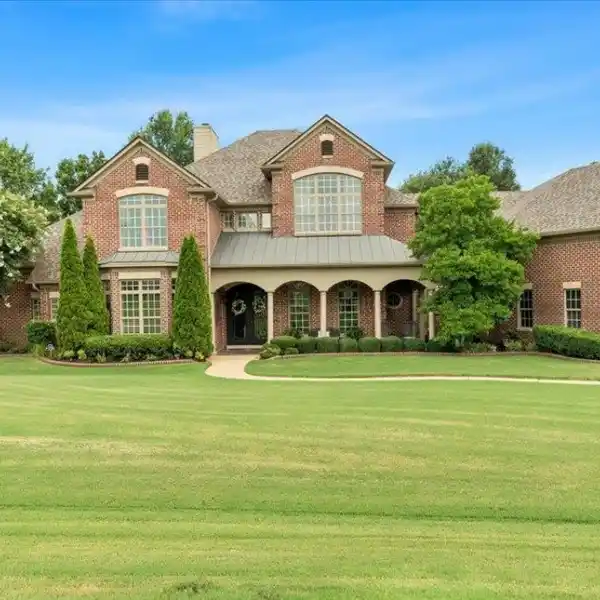 STUNNING ESTATE ON SPRAWLING PROPERTY