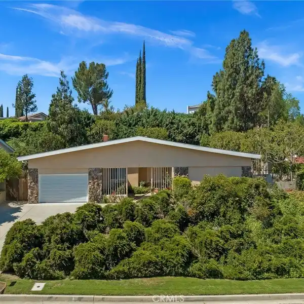 MID-CENTURY MODERN GEM WITH MOUNTAIN VIEWS