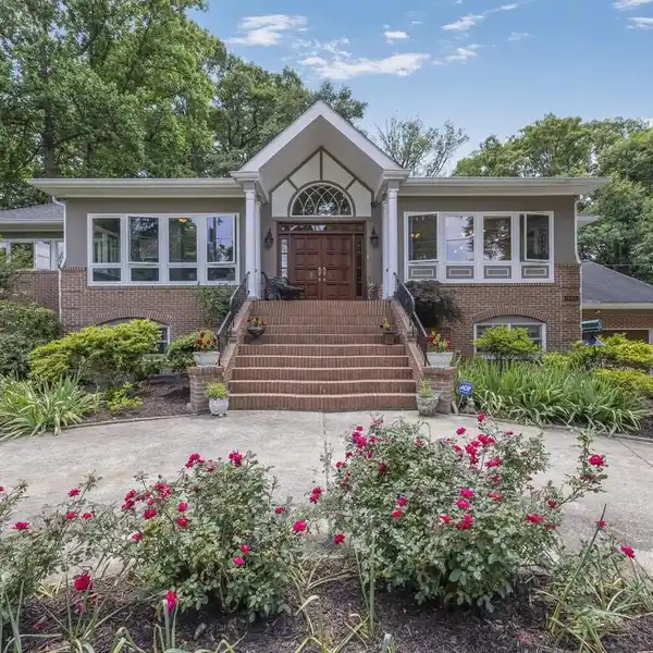 CHARMING COLONIAL HOME IN MANOR PARK
