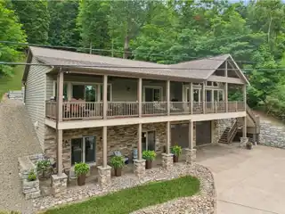 Absolutely Stunning Year Round Retreat