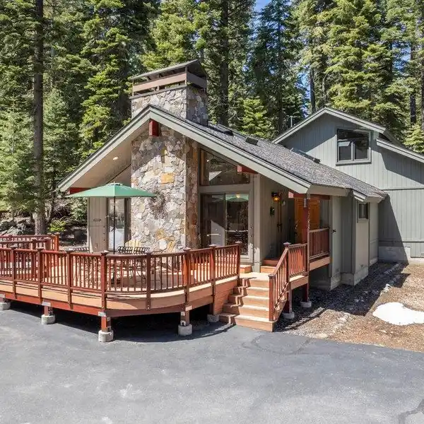 ELEGANT AND RUSTIC LAKE TAHOE RETREAT