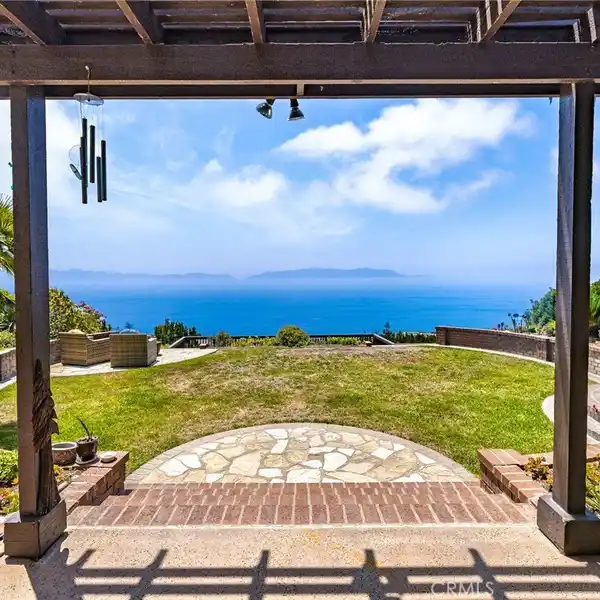 EXQUISITE RESIDENCE WITH SUBLIME PACIFIC OCEAN VIEWS