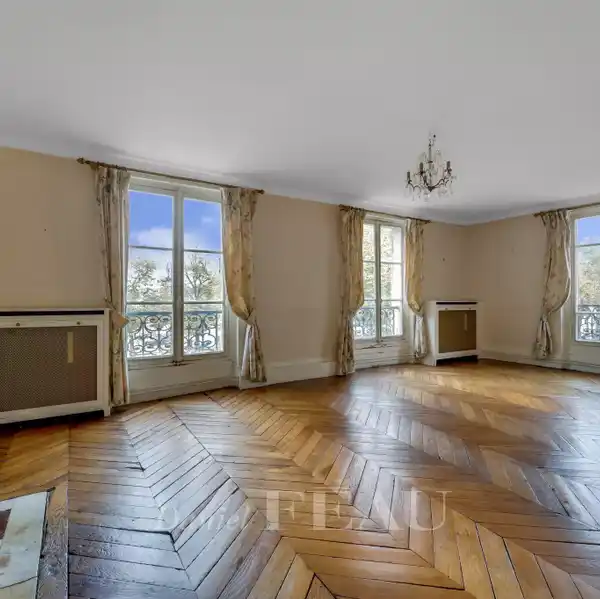 DUAL ASPECT LIGHT-FILLED INTERIORS IN PRIME LOCATION