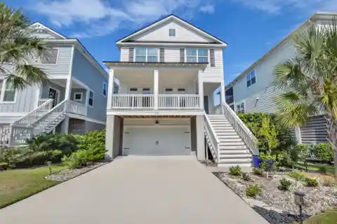 Versatile Beach-Close Residence