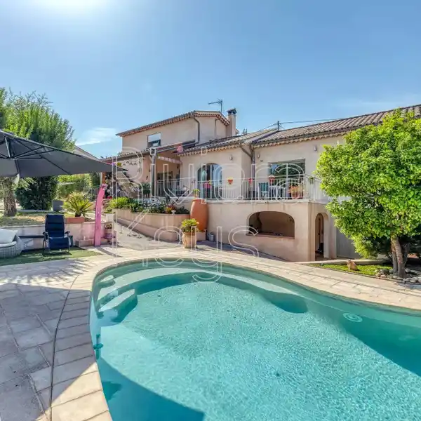 SUNLIT VILLA STEPS FROM SAINT-AYGULF BEACHES