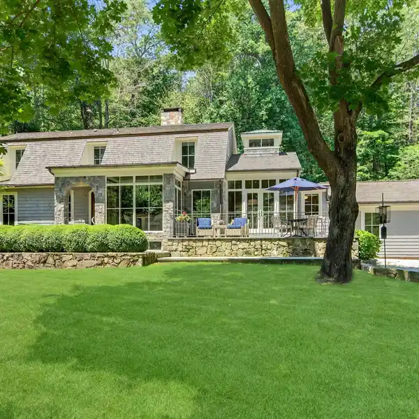 TIMELESS DESIGN MEETS PRIVATE PARKSIDE SERENITY