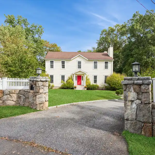 COLONIAL HOME ON A DESIRABLE RIVERSIDE CUL-DE-SAC