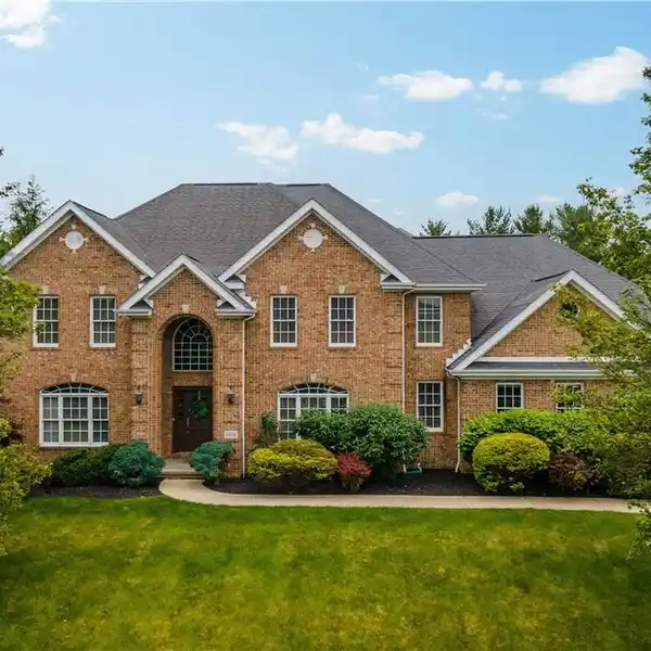 BEAUTIFUL HOME IN DESIRABLE NEVILLEWOOD