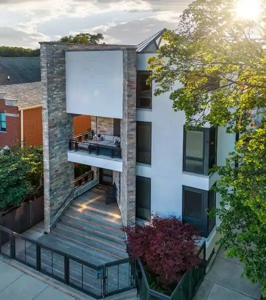 STUNNING CONTEMPORARY WONDER IN ROSCOE VILLAGE