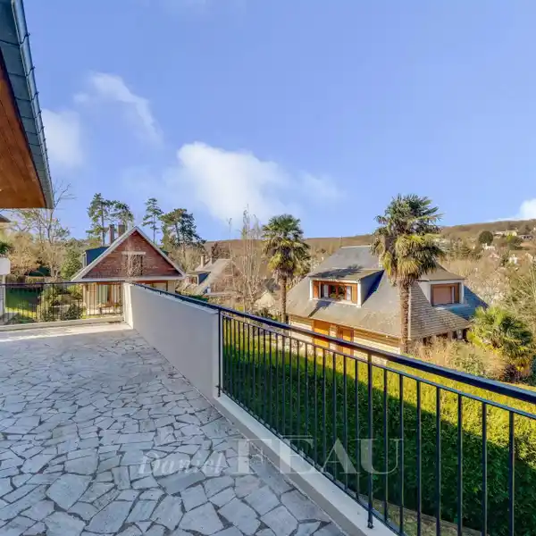 BRIGHT PROPERTY WITH ROLLING HILLSIDE VIEWS