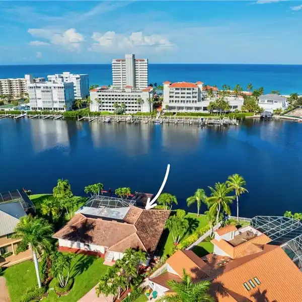POINT PROPERTY WITH PANORAMIC BAY VIEWS