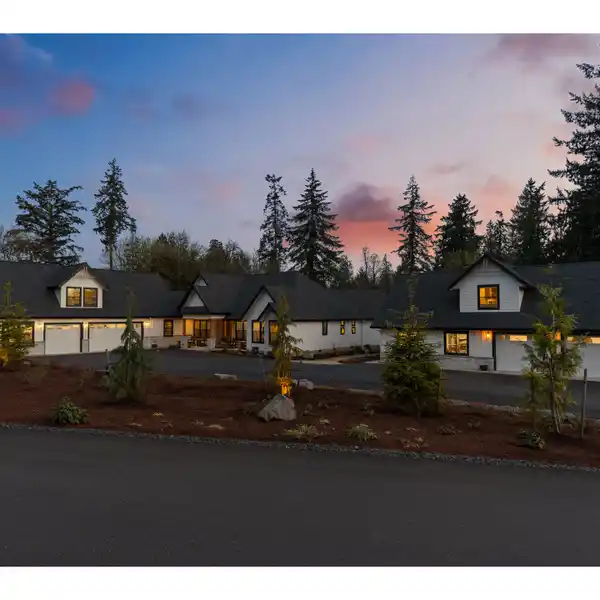 COMFORT AND SOPHISTICATION ON 2.2 ACRES
