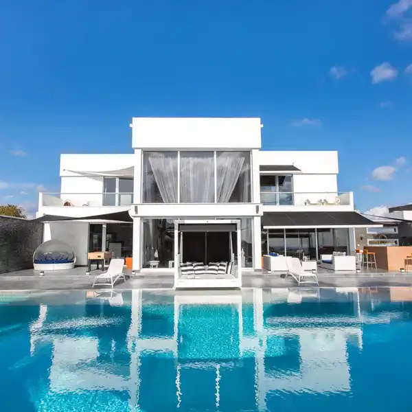 ULTRA-MODERN RESIDENCE IN AN IDYLLIC SETTING