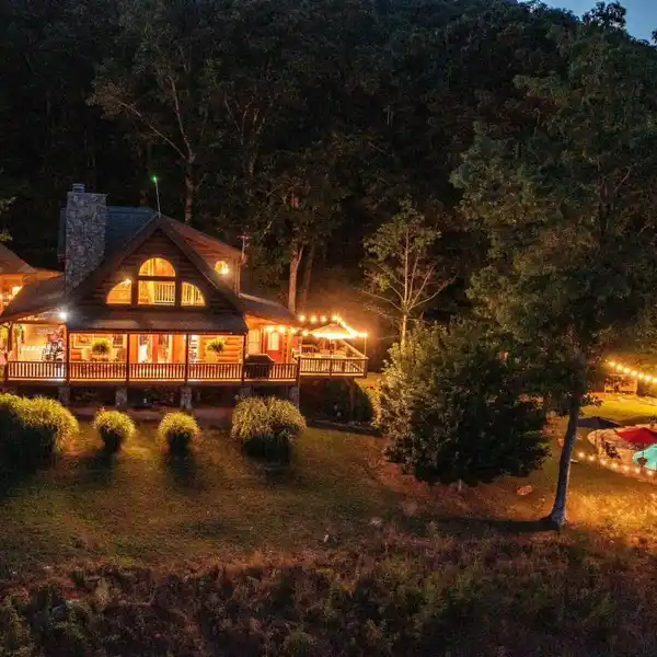 CHARMING LOG HOME SURROUNDED BY NATURE