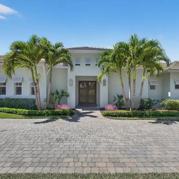 ONE-STORY MODERN RESIDENCE IN HOBE SOUND GOLF CLUB