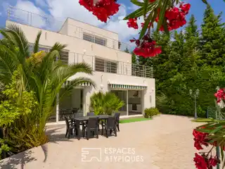 Contemporary Villa Close to the Sea