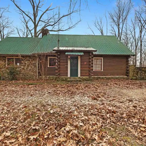 UNIQUE RIVERFRONT CABIN