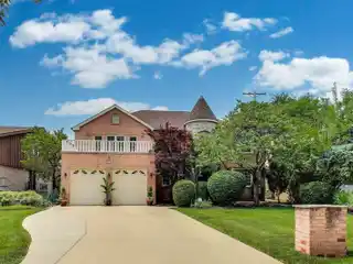 Stylish River Forest Living with Open Plan