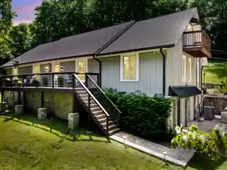 Distinctive Mid-Century Modern Retreat