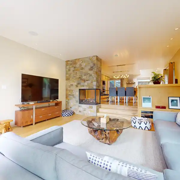 BEAUTIFULLY RENOVATED HOME IN WHITE GOLD