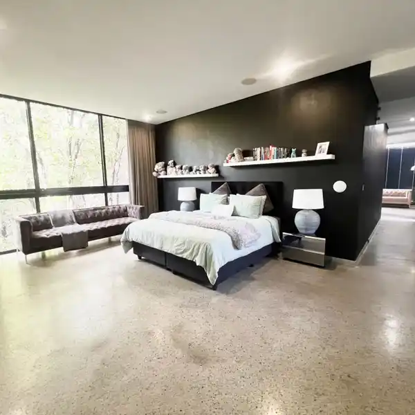 ARCHITECT-DESIGNED ELEGANCE WITH OFF-GRID FEATURES