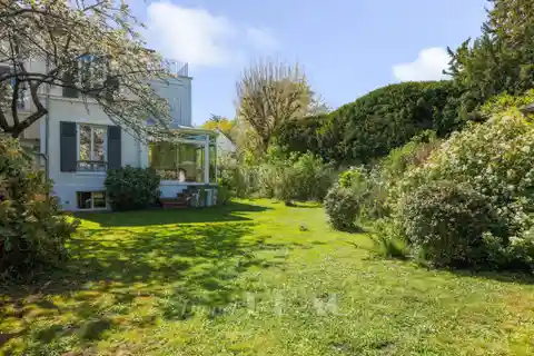 Spacious Property with Garage and Studio