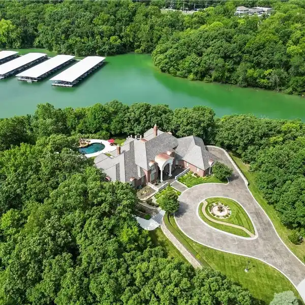 METICULOUSLY DESIGNED LUXURY LAKEFRONT RESIDENCE