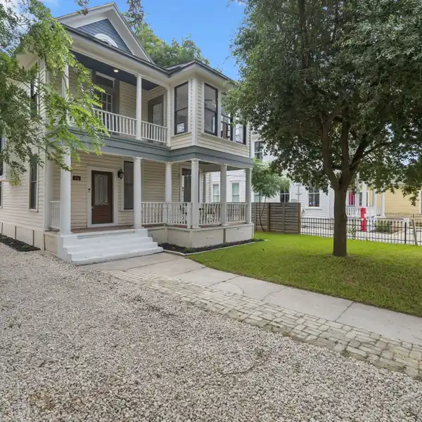 INCREDIBLE OLD HOME RICH IN HISTORY AND POTENTIAL