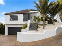 MAGNIFICENTLY PRESENTED HOME IN PRIME LOCATION