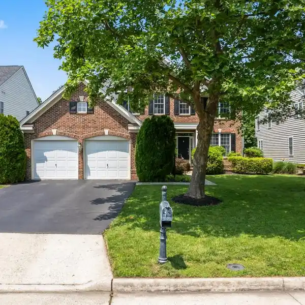 STYLISH LIVING IN SOUGHT-AFTER STONE RIDGE