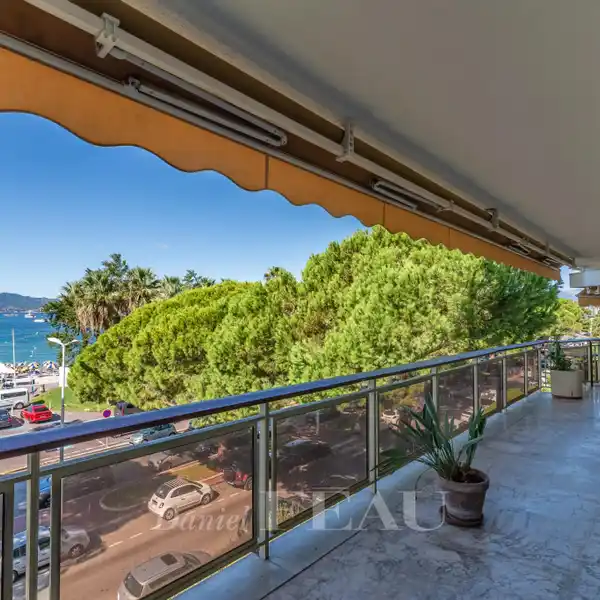 SUNLIT CANNES APARTMENT WITH EXPANSIVE SEA VIEWS